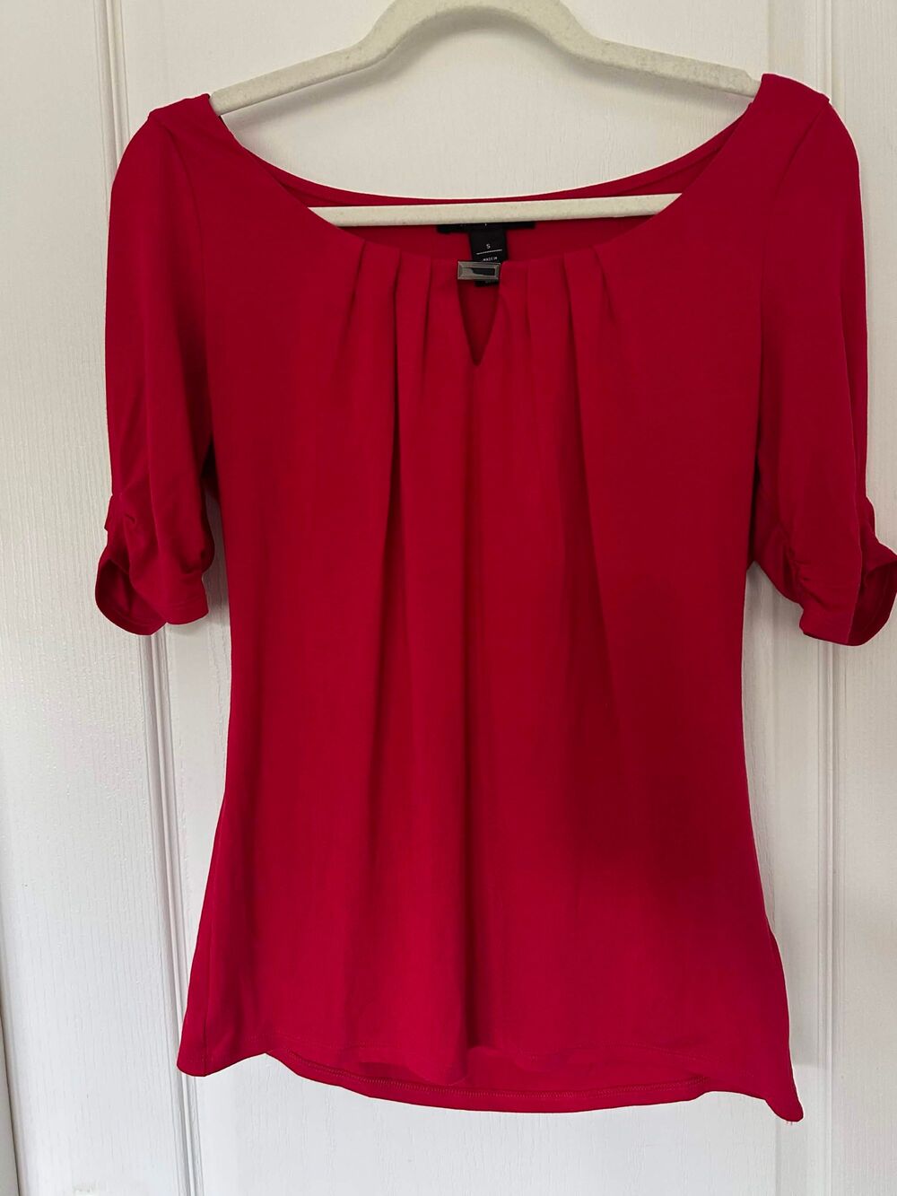 White House Black Market Classic Red Pleated Keyhole Top Silver Hardware Small - Picture 2 of 6